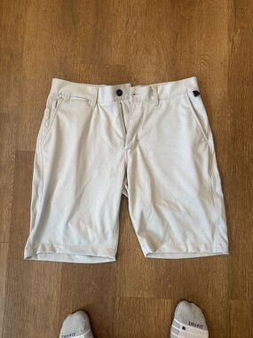 Men's Hybrid Chino Shorts in Light Cream
